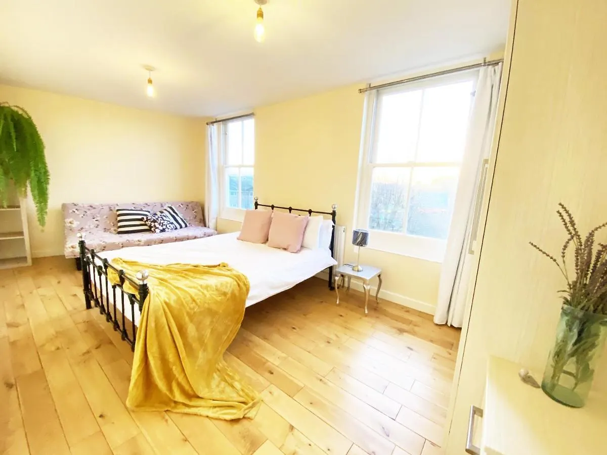 London'S Central East End 2 Bedroom City Apartments  Londra