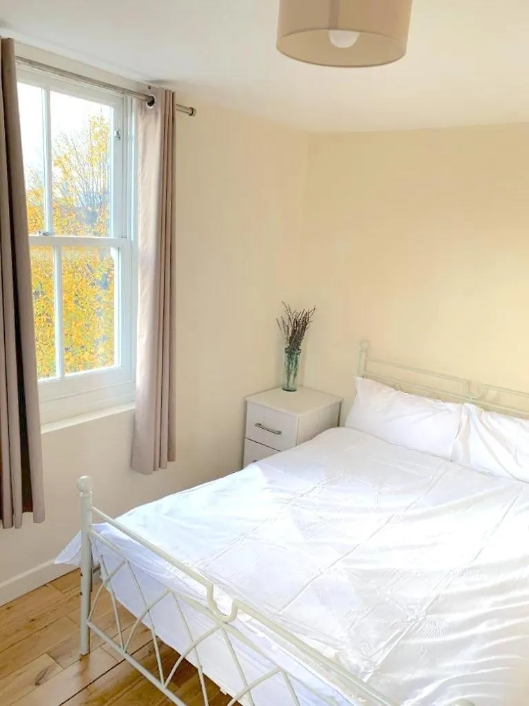 London'S Central East End 2 Bedroom City Apartments Londra