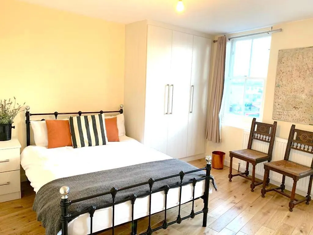 London'S Central East End 2 Bedroom City Apartments 0*, Londra