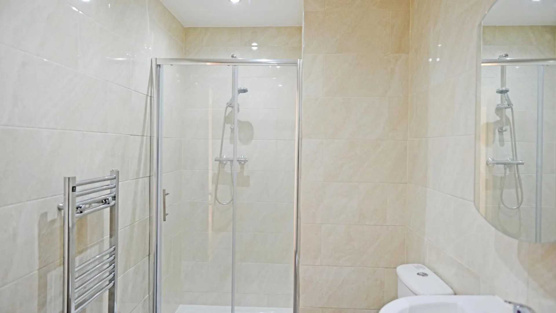 London'S Central East End 2 Bedroom City Apartments 0*, Londra
