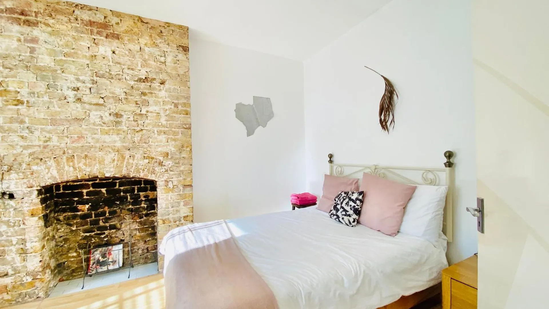 London'S Central East End 2 Bedroom City Apartments Regno Unito