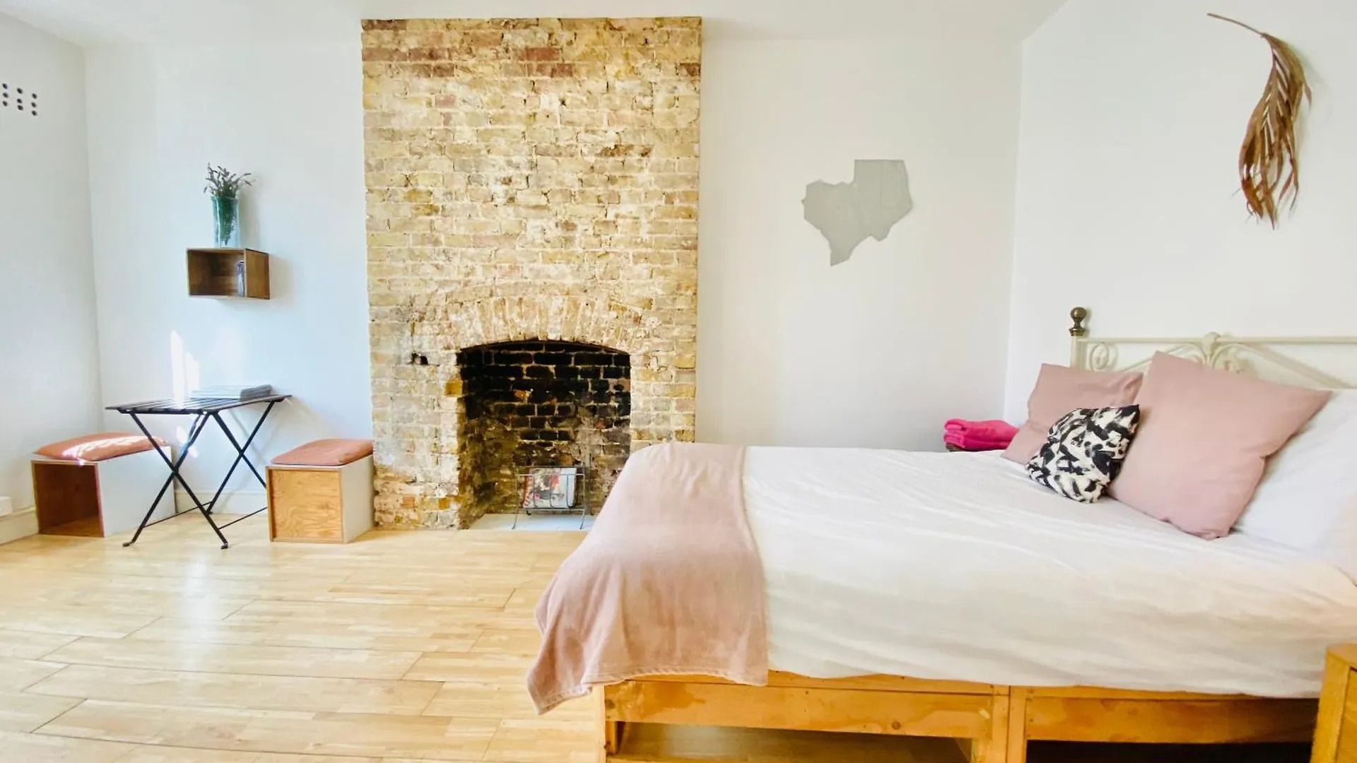 London'S Central East End 2 Bedroom City Apartments Londra