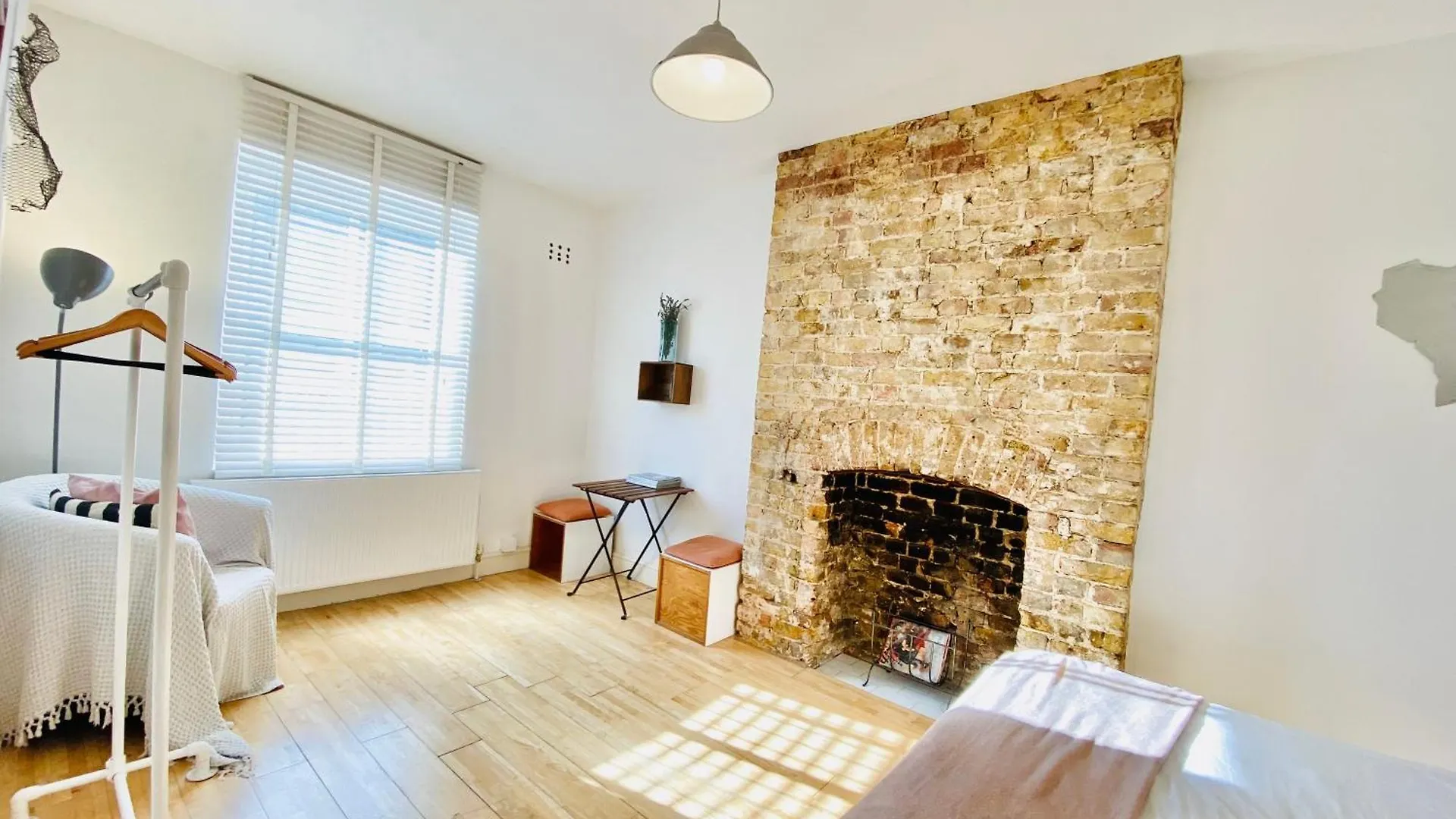 London'S Central East End 2 Bedroom City Apartments Londra
