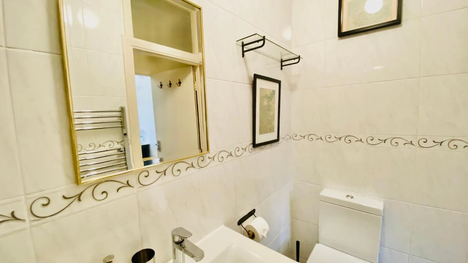 London'S Central East End 2 Bedroom City Apartments  Londra