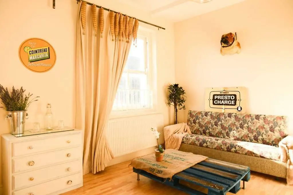 London'S Central East End 2 Bedroom City Apartments 0*, Londra